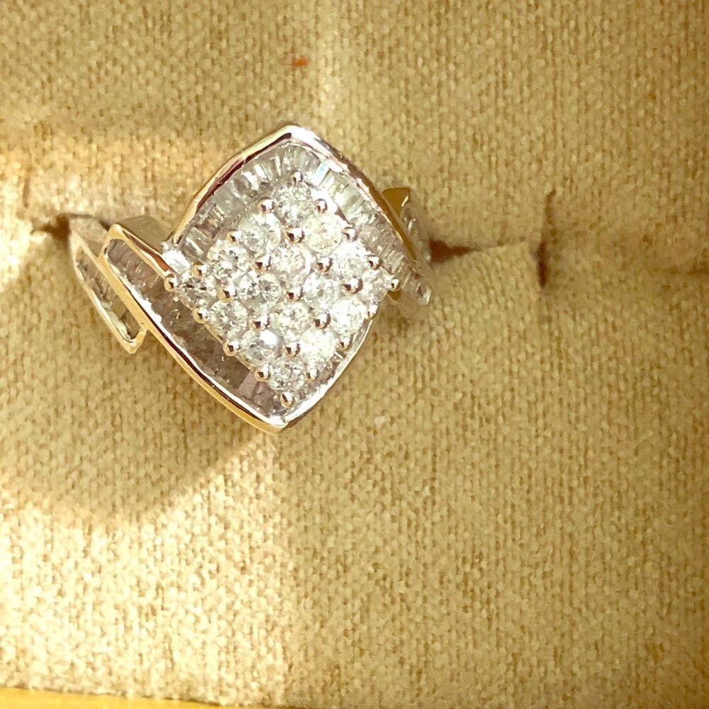 ❤️❤️ 10 k white gold diamond ring❤️❤️